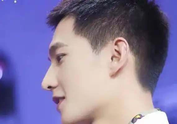 原创有种整容叫杨洋寸头当镜头放大十倍这颜值谁会扛得住