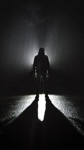 男人淋雨伤感背影