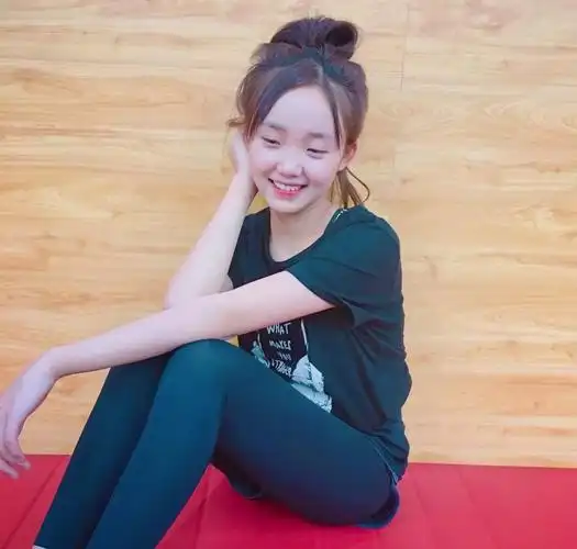 18岁的元气女孩吕小雨元气十足还不都是因为刘海剪得好