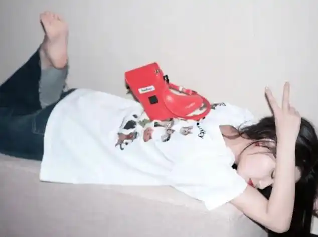 偷税漏税女艺人想复红却拿小脚营销网友看起来就很臭