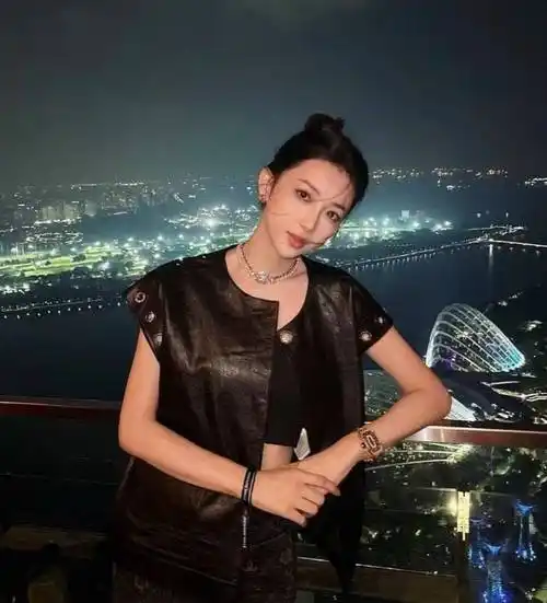 宣云与潘玮柏首次在直播间里合体,宣云优雅从容,潘玮柏则在老婆身后卖