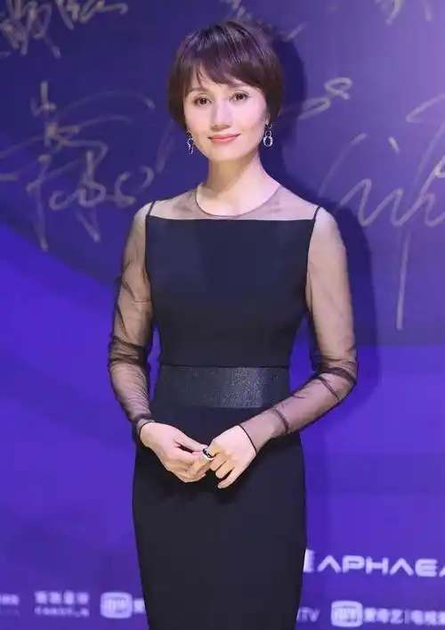 袁泉也有这么高调的时候粉色抹胸裙挺娇嫩但身材太瘦撑不起来