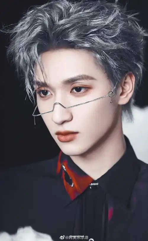 微博音乐盛典#还在为严浩翔每变一个发色而疯狂 果然顶级颜值染什么