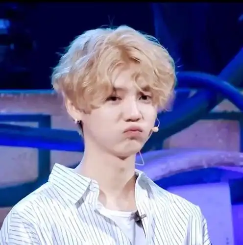 安静的白月光美男子 鹿晗中分卷毛造型的名品美貌