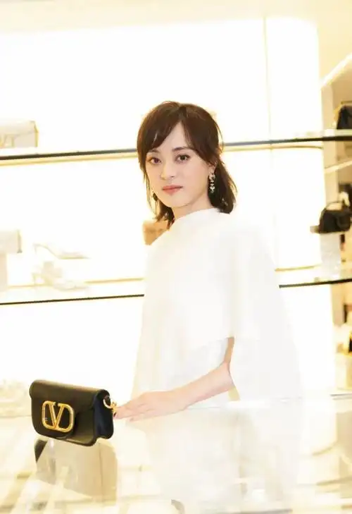 在开机仪式上,孙俪以酷飒皮衣造型亮相,留长了头发的她,从之前的眉上