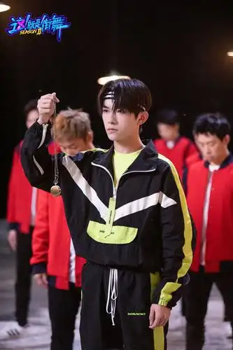千玺的动作干净有力,每一个move精准踩点,步伐变换间尽展街舞少年魅力