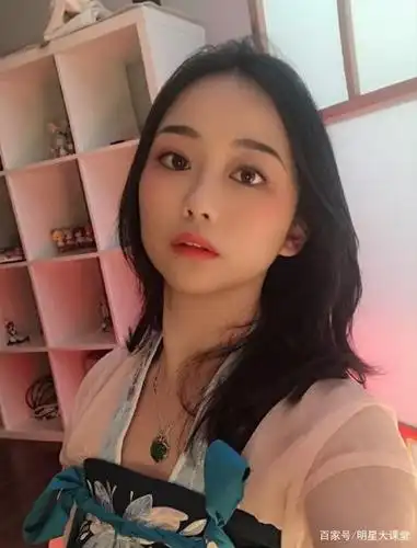 黄安仪如今已经离开了演员的行列,在一家公司给当老师上网课,经常会