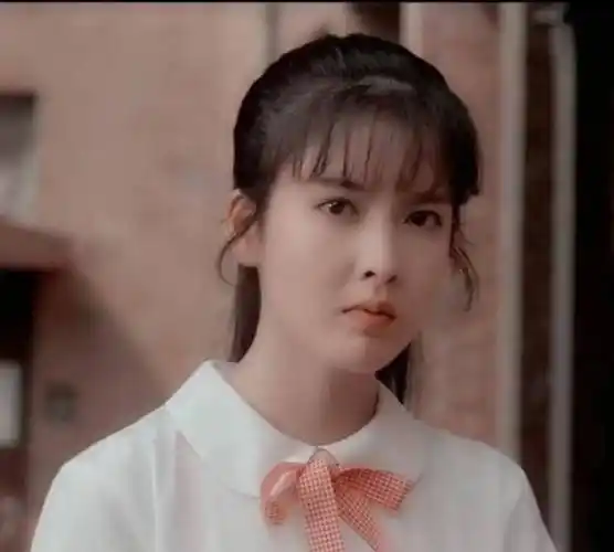 18岁周慧敏罕见的照片!很少有女星能美成周慧敏这样的!