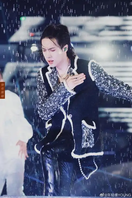 王一博《无感》首秀 燃炸