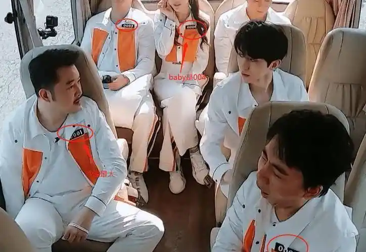 《跑男》热播,蔡徐坤舔链子引热议,我却关注他对baby的暖心照顾_杨颖