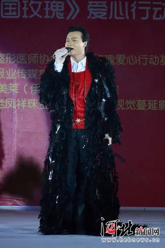 著名的 张国荣"模仿者——钟浩,举手投足之间还确有几分神似.