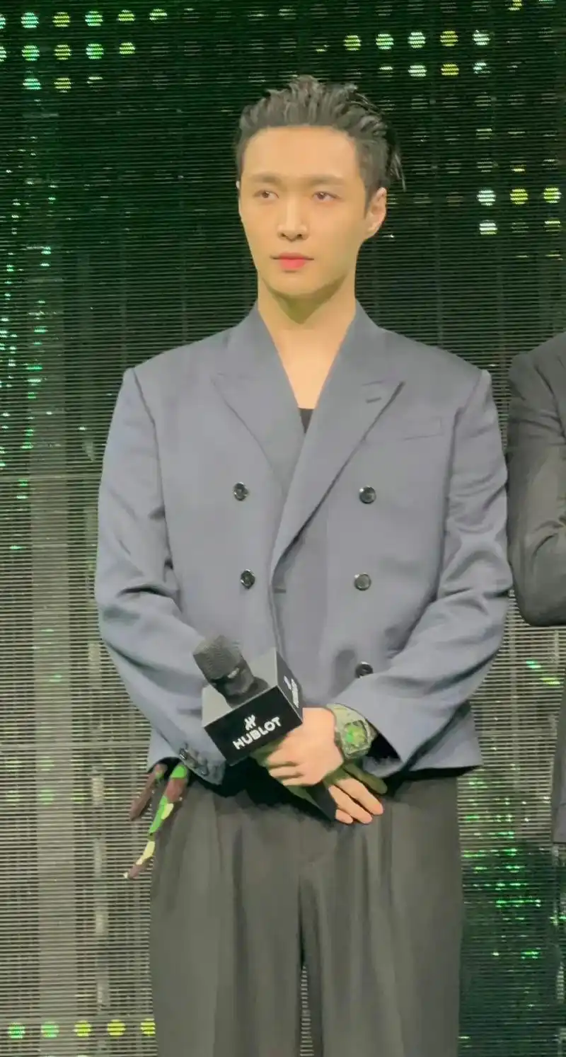 张艺兴 #张艺兴honey舞台现场饭拍 #张艺兴灰色西装举 - 抖音