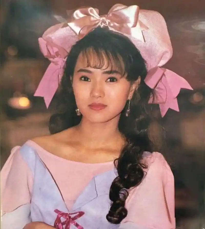 伊能静早年旧照,俨然一位清纯可人的小公主,只是眼神里带着一丝哀伤