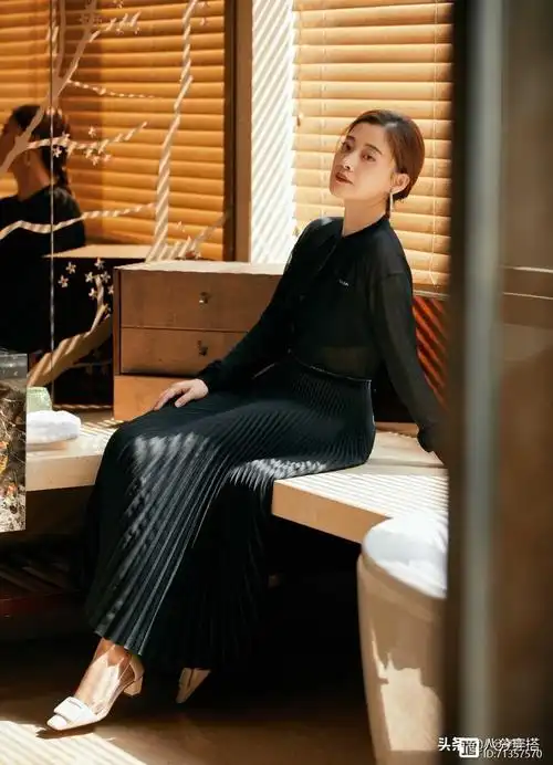 梅婷这气质拿捏太稳一身卡其色西服套装干练知性成熟端庄