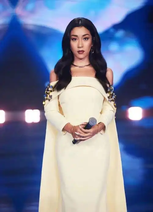 吉克隽逸将大凉山的情感融入歌声##吉克隽逸蝶舞台好美