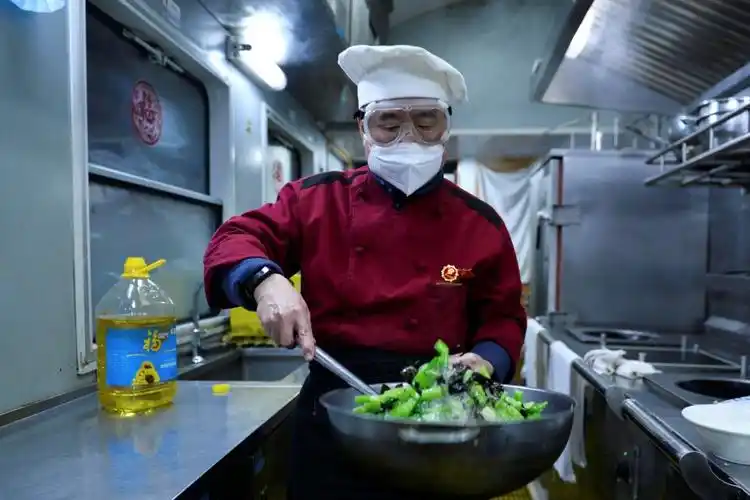 "发现最美铁路":"掌勺大厨"的炉火情缘