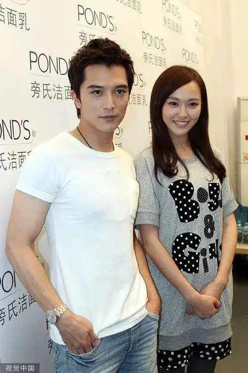 唐嫣与前男友旧照曝光与造型师说笑惹吃醋