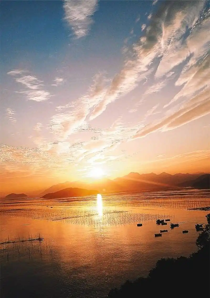 一组漂亮的霞光美图     朝霞,晚霞,犹如一幅巨大的多彩画卷,把天空染