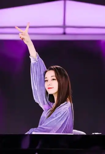 迪丽热巴香芋紫穿搭,温柔甜美清新耐看,女友风十足!