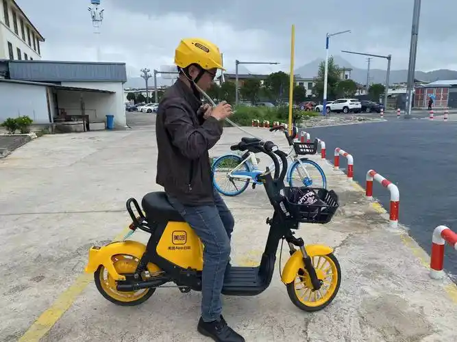 丽江街头 美团共享电单车来了!起步价20分钟3元_市民_车辆_电动车