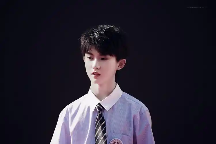 世界欠我一个学长系列,穿校服的马嘉祺太帅了吧_高清图集_新浪网