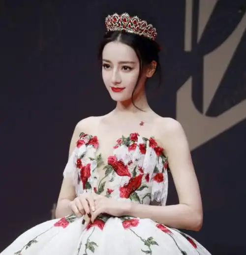 迪丽热巴山鬼造型火了宛若山中神女网友做梦也不敢长这样