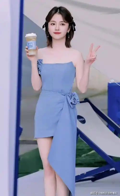 谭松韵上海活动路透,蓝色抹胸花朵裙搭配蝴蝶结编发,好清爽好青春