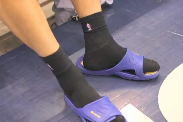 图文-[nba]火箭vs爵士 姚明的大脚和拖鞋