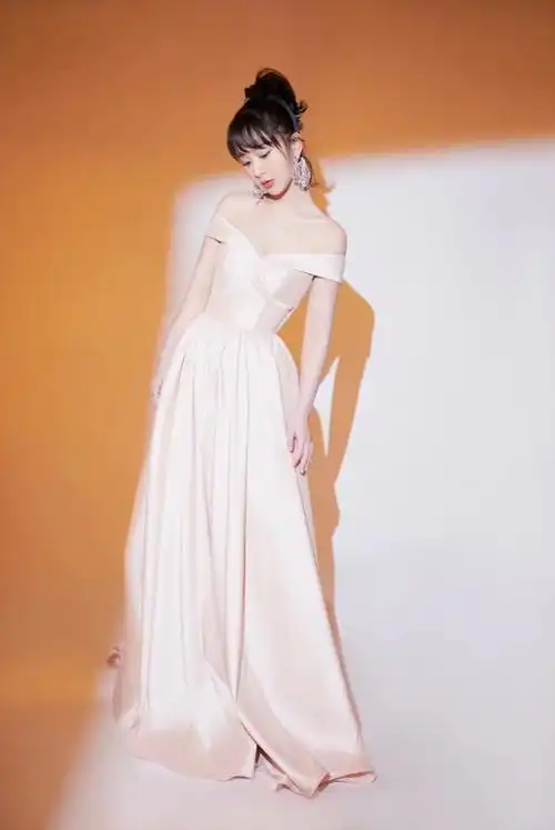 杨紫身着露肩樱花粉裙,仙气十足