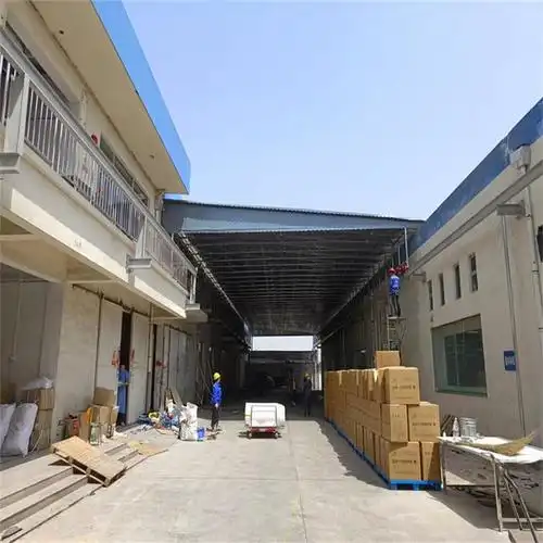 固定式,根据材质分类可以分为传统的彩钢瓦雨棚.新型膜材雨棚.