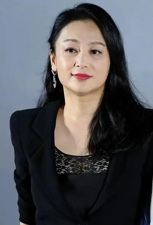 陈红老的过于真实!穿西装长裙打扮优雅,可脸部下垂严重太显老