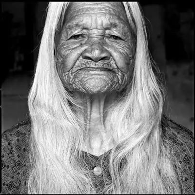 百岁老人胡亚梅有一头雪白浓密的长发