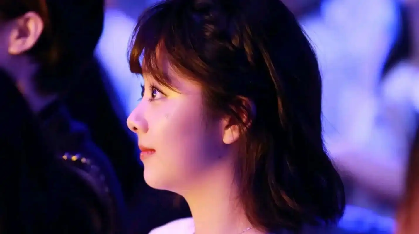 谭松韵下巴后缩严重,颜值秒变路人!