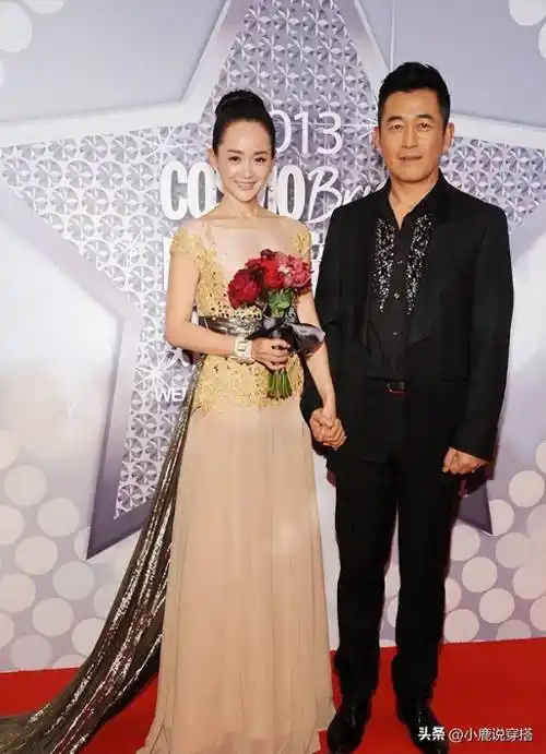 她与王志飞结婚10年,很少公开露面,典型的小脸美女!_整体_造型_连衣裙