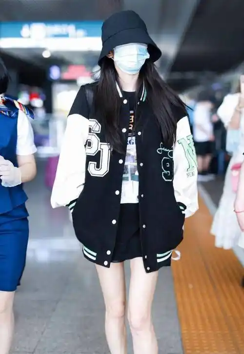 杨幂最新机场街拍来了,穿棒球服扮"下衣失踪",细腿根本不用p_时尚