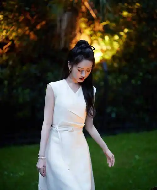 袁冰妍白色v领礼服红唇性感写真_袁冰妍_礼服_红唇