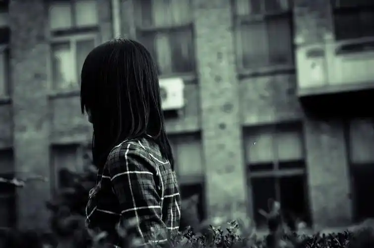 同行的美女突然说要拍张悲伤的照片,明明是大好的春日,大家心情都很好