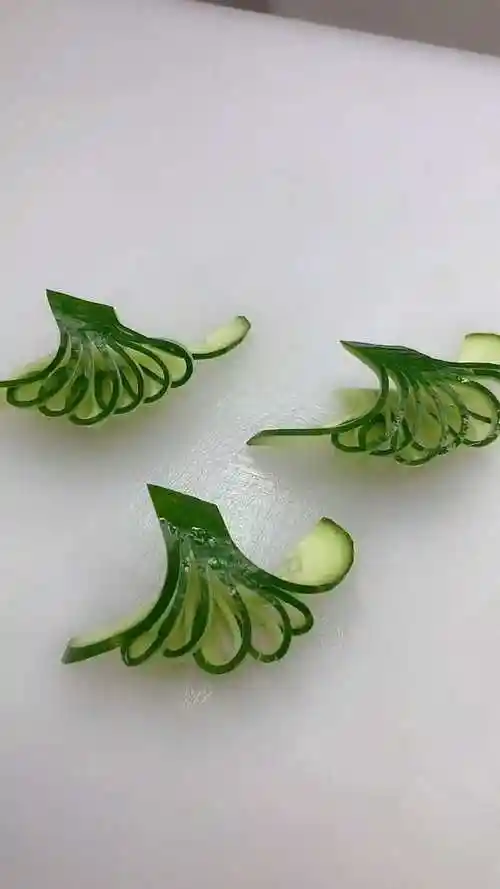 做凉菜摆盘的黄瓜可以这么切哦,摆在盘中挺好看的,可以学学哦