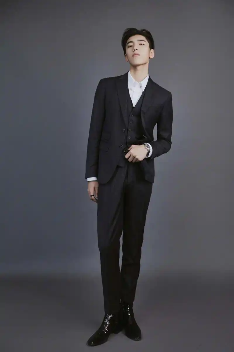 王子异复古西装, 黑色条纹西装搭配利落背头,bro今天是复古优雅的绅士