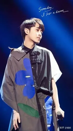 觉得吴青峰不会是传统意义上的英俊爽朗,也不是那种精雕细琢眉眼如画