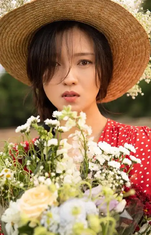 傅晶波点红裙文艺写真图片