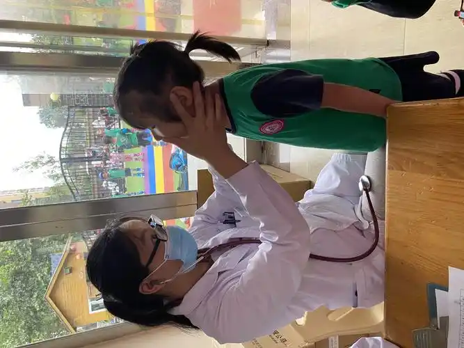 水岸鑫城实验幼儿园今天我们在幼儿园体检啦我们很配合医生哟快来看看