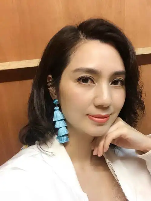 47岁洪欣最新活动一字领衬衫配包臀裙减龄皮肤白皙不比少女差