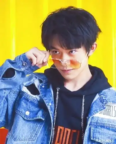 有一种撩叫易烊千玺的墨镜,气场a爆,少女收割机