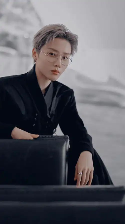 刘雨昕金丝眼镜这是要帅死谁啊?