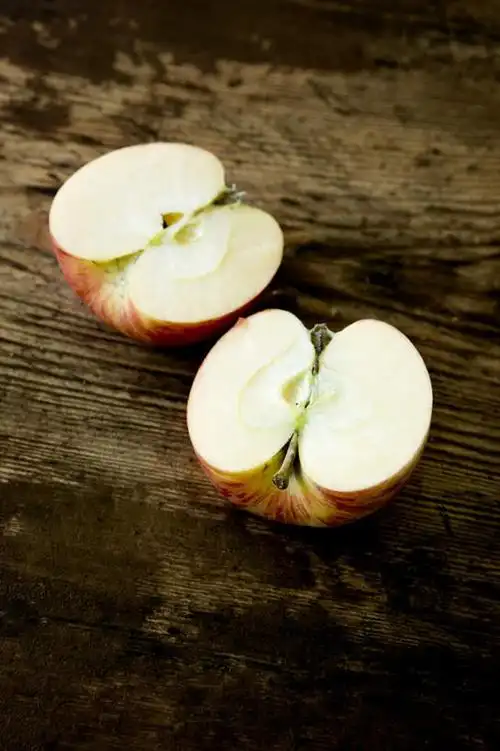 无人,竖图,俯视,室内,特写,白天,餐桌,桌面,桌子,苹果,静物,水果,切开