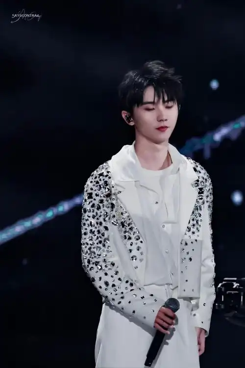 海口理想之途演唱会」属于舞台95@时代少年团队长-马嘉祺(p1-p9唱歌