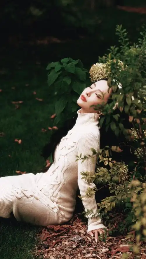 张嘉倪绞花颗粒感长裙##张嘉倪白色针织麻花裙打了60个结