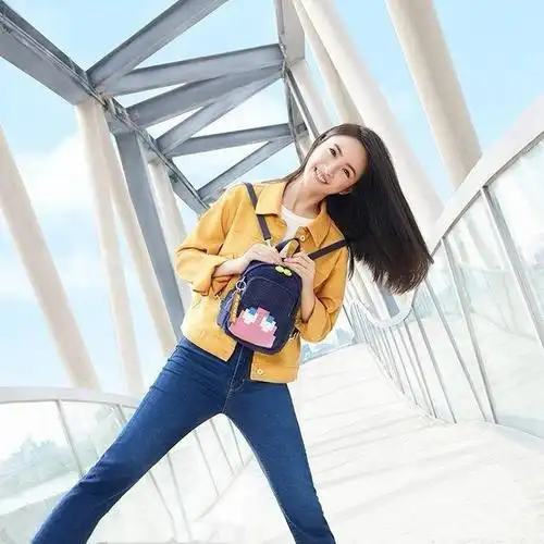 姜黄色的短款牛仔外套搭配高腰牛仔裤,明艳又清爽的配色让林依晨看