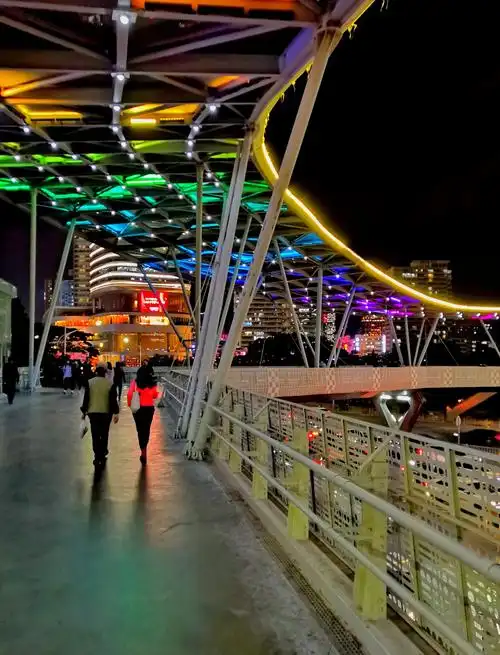 深圳最牛天桥和特别的"海王大厦"